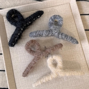 Set di pinze per capelli in peluche incrociate in nero, grigio, marrone e beige per l'inverno