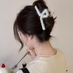 Dettaglio della pinza per capelli in peluche con morbida trama in finta pelliccia