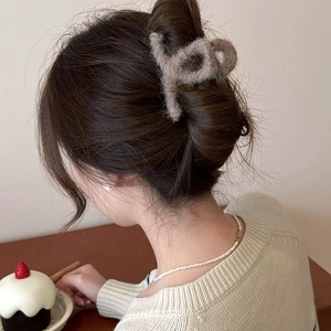 Elegante molletta per capelli in peluche marrone chiaro per acconciature autunno inverno