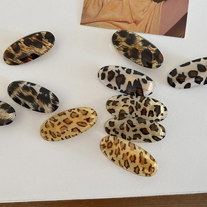 Set of nine oval leopard print hair clips made of polished acrylic in retro style