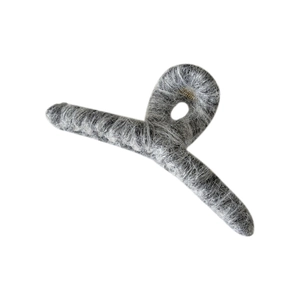 Elegante pinza per capelli incrociata in pelliccia sintetica grigia invernale