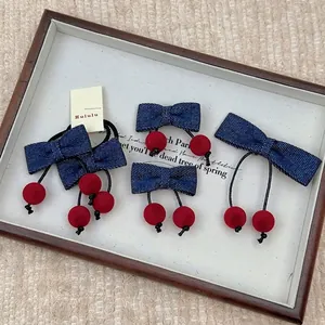 Ensemble de pinces à cheveux à nœud en denim avec pompons cerises rouges sur plateau