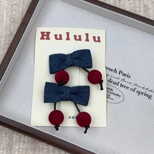 Paire de barrettes à nœud en jean avec petites cerises rouges pour filles et femmes