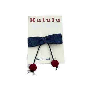 Ensemble d'accessoires cheveux avec nœuds en denim et cerises en velours sur carte