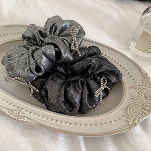 Chouchous français gris et argentés à paillettes avec d'élégants nœuds en perles