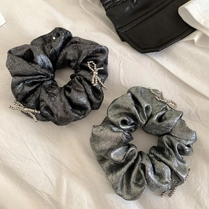 Chouchous lustrés avec nœud en perles noir et gris argenté pour coiffures femmes