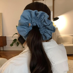 Chouchou bouffant français bleu ciel pour femme sur queue de cheval en scène de vie