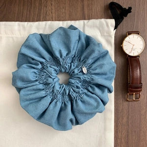 Chouchou bouffant en denim français bleu avec étiquette logo métallique ovale pour femme