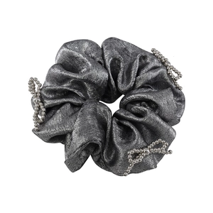 Chouchou élégant gris foncé avec nœud perlé et tissu métallique pour coiffure femme