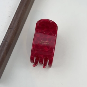 Detailansicht der roten Haarspange aus Acetat mit goldenem Barrette La France Aufdruck