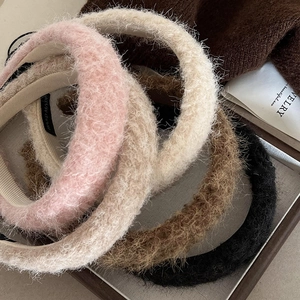 Serre-têtes élégants en fausse fourrure pelucheuse pour femmes en rose, beige et noir