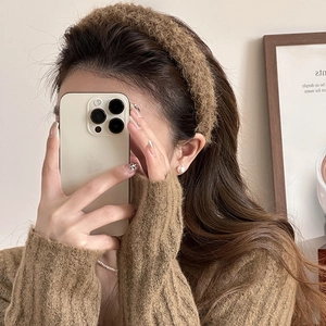 Gros plan détaillé d'un large bandeau en peluche marron foncé avec une texture douce
