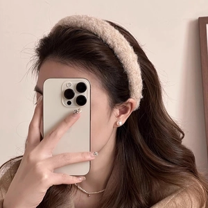 Texture détaillée du serre-tête en peluche beige montrant la matière douce sur un modèle