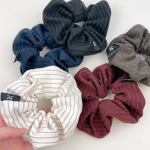 Lot de cinq chouchous rétro rayés en crème, bordeaux, marine, noir et marron foncé