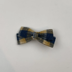 Detail of the blue and yellow checkered fabric texture on the multilayered bow hair clip