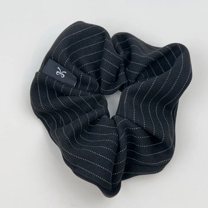 Chouchou en tissu à rayures fines noir et blanc avec étiquette logo et haute élasticité