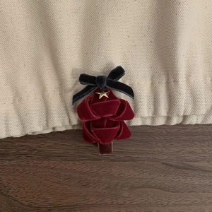 Barrette sapin de Noël en velours rouge fait main avec nœud vert et étoile dorée