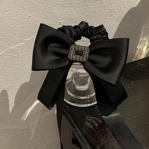 Chouchou élégant en satin noir avec strass carrés et longs rubans pour queue de cheval