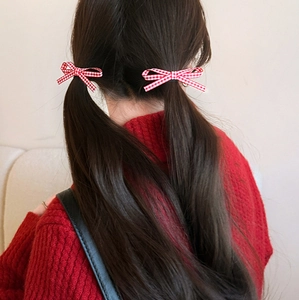 Paire d'élastiques à cheveux nœuds à carreaux rouges et blancs portés par un mannequin