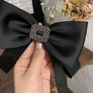 Chouchou en satin noir élégant avec boucle en strass pour coiffure de queue de cheval chic