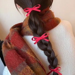 Trois barrettes nœuds en velours rouge sur une tresse pour un style d'automne chic