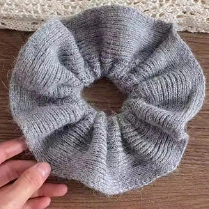 Gros plan d'un grand chouchou en tricot gris pelucheux avec une texture douce