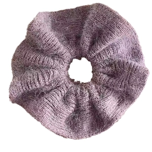 Chouchou en tricot violet surdimensionné et moelleux avec texture en mohair doux