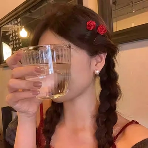 Set elegante di fermagli per capelli con rose rosse e orecchini di perle bianche per donna