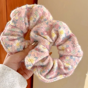 Elastici per capelli in peluche rosa con motivi floreali e morbida texture a maglia