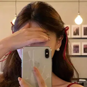 Elegante fermaglio per capelli con fiocco in raso rosso e orecchini di perle bianche