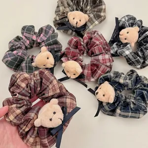 Scrunchies in tessuto a quadri con orsetti di peluche e fiocchi per capelli
