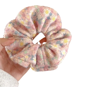 Elastico per capelli floreale in peluche rosa mohair con texture morbida per donna