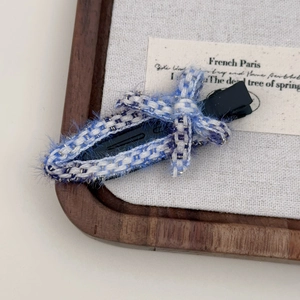 Vue détaillée du nœud en tweed bleu avec pince crocodile en métal mat robuste