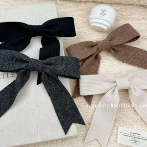 Barrettes à cheveux élégantes en tricot déclinées en quatre couleurs sur un fond douillet
