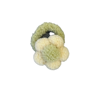 Chouchou fleur en peluche blanc crème et vert clair en matière fausse fourrure