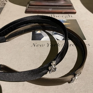 Eleganti cerchietti in raso nero e verde scuro con scintillanti farfalle di strass