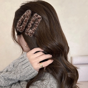 Leopard print plush hair clips set for women with vintage autumn winter aesthetics