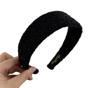 Serre-tête large noir en peluche rembourré avec étiquette dorée pour style hivernal