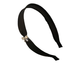 Elegante cerchietto in raso nero per donna con un fiocco minimalista decorato con strass lucidi