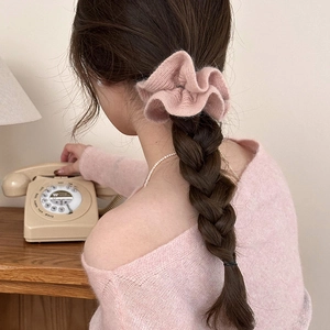 Chouchou en peluche tricoté rose pour femme, accessoire d'hiver élégant sur cheveux tressés