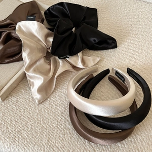 Ensemble serre-tête et chouchou en satin élégant en marron, noir et beige avec étiquette main