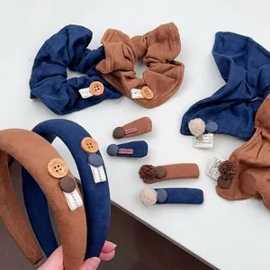 Haarschmuck Kollektion Aus Samtstoff Im Koreanischen Stil Mit Holzknöpfen Und Pelzball Akzenten Vintage Kontrastfarbe Haargummis Haarklammern Für Damen