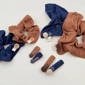 Dunkelblaues und braunes Samt-Haargummi-Set mit Vintage-Knöpfen und weichen Plüschbällen