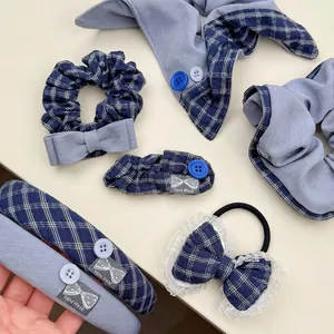 Marineblaues Karo-Haarschmuck-Set mit Scrunchies und Stirnbändern auf weißem Grund