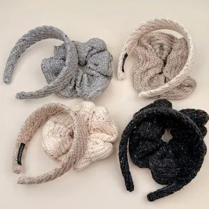 Lot de quatre bandeaux tricotés à la main en gris, beige, avoine et anthracite avec étiquette