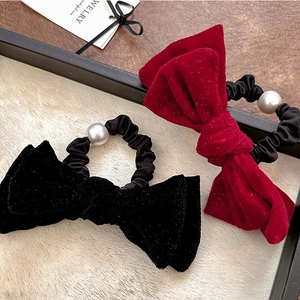 Eleganti elastici con fiocco in velluto rosso e nero con dettaglio perla su peluche