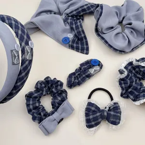 Detailansicht blaues Karo-Haarschmuck-Set mit Knopf-Stirnbändern und Spitzen-Schleifen