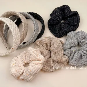 Ensemble bandeau et chouchou en maille aux couleurs Morandi et texture tweed