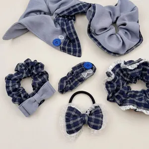 Haarschmuck-Set in blauem Karo-Muster mit Scrunchies, Schleifen und handgemachten Clips