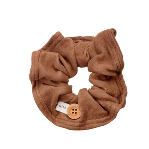 Braunes Samt-Haargummi mit Holzknopf und Webetikett für einen herbstlichen Look
